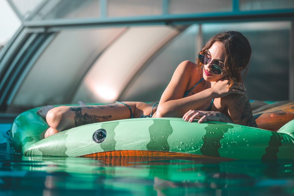 Frau im Bikini am Wasser