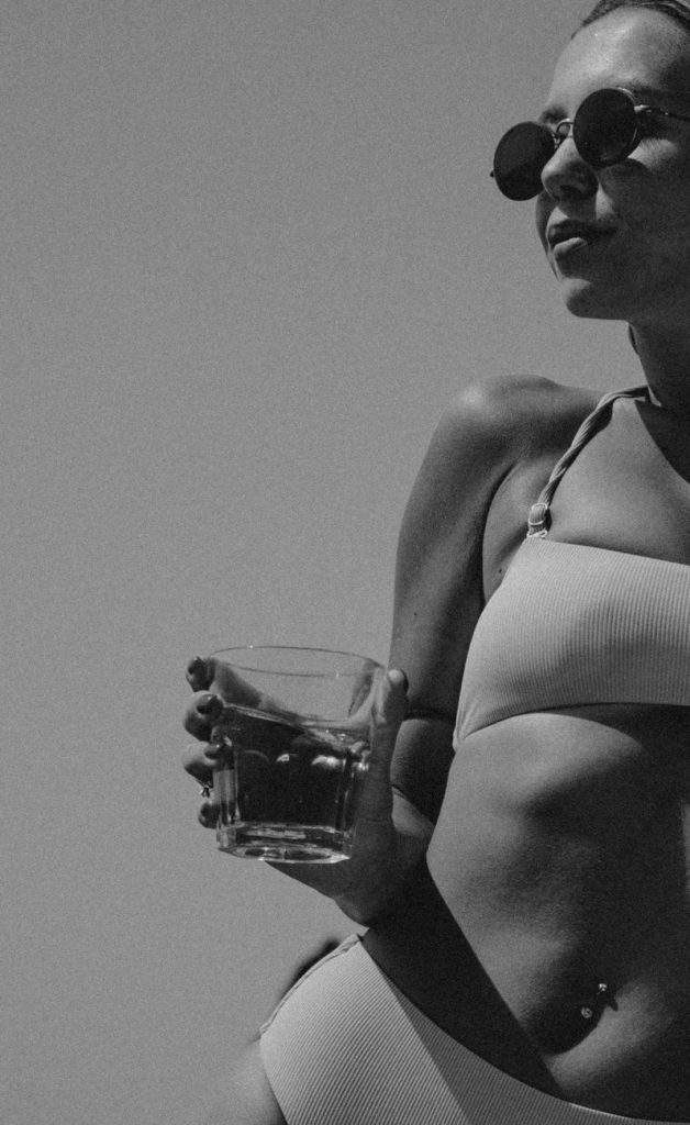 Frau im Bikini am Wasser