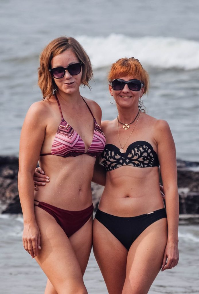 Frau im Bikini am Wasser