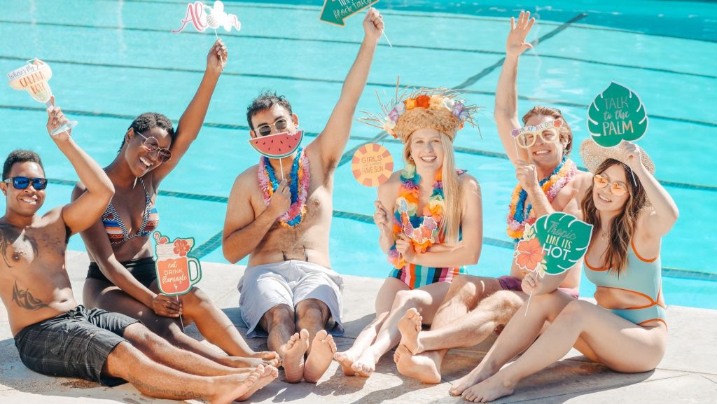 Frau im Bikini am Wasser