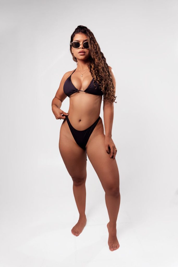 Frau im Bikini am Wasser
